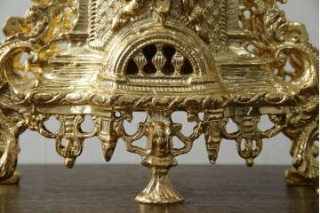 中古　イタリア　高級品!!　真鍮(しんちゅう)製　ロココ調の豪華な装飾が見ごたえ抜群の置き時計　定価約11万円相当　(R-082359)