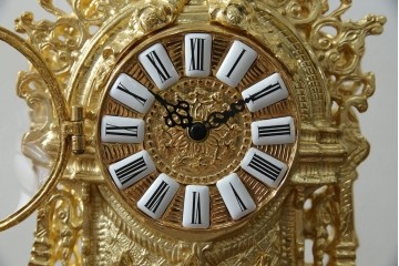 中古　イタリア　高級品!!　真鍮(しんちゅう)製　ロココ調の豪華な装飾が見ごたえ抜群の置き時計　定価約11万円相当　(R-082359)