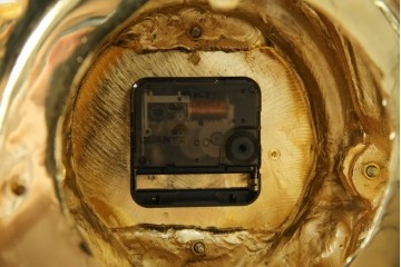 中古　イタリア　高級品!!　真鍮(しんちゅう)製　ロココ調の豪華な装飾が見ごたえ抜群の置き時計　定価約11万円相当　(R-082359)