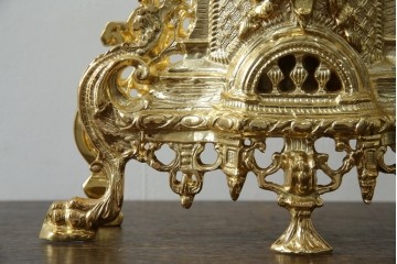 中古　イタリア　高級品!!　真鍮(しんちゅう)製　ロココ調の豪華な装飾が見ごたえ抜群の置き時計　定価約11万円相当　(R-082359)