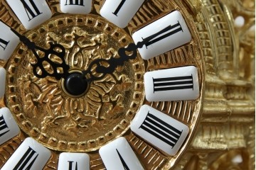 中古　イタリア　高級品!!　真鍮(しんちゅう)製　ロココ調の豪華な装飾が見ごたえ抜群の置き時計　定価約11万円相当　(R-082359)