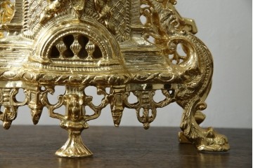 中古　イタリア　高級品!!　真鍮(しんちゅう)製　ロココ調の豪華な装飾が見ごたえ抜群の置き時計　定価約11万円相当　(R-082359)