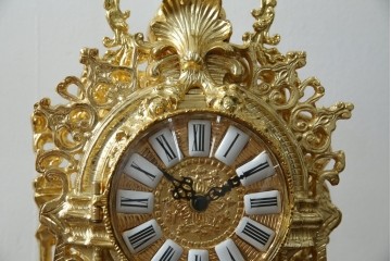 中古　イタリア　高級品!!　真鍮(しんちゅう)製　ロココ調の豪華な装飾が見ごたえ抜群の置き時計　定価約11万円相当　(R-082359)