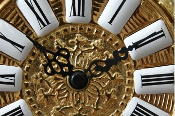 中古　イタリア　高級品!!　真鍮(しんちゅう)製　ロココ調の豪華な装飾が見ごたえ抜群の置き時計　定価約11万円相当　(R-082359)