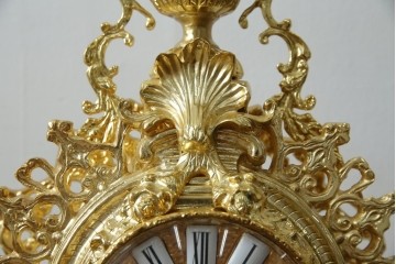 中古　イタリア　高級品!!　真鍮(しんちゅう)製　ロココ調の豪華な装飾が見ごたえ抜群の置き時計　定価約11万円相当　(R-082359)