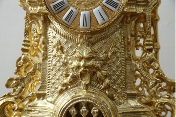 中古　イタリア　高級品!!　真鍮(しんちゅう)製　ロココ調の豪華な装飾が見ごたえ抜群の置き時計　定価約11万円相当　(R-082359)