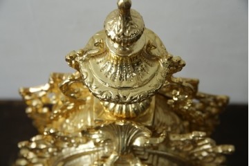 中古　イタリア　高級品!!　真鍮(しんちゅう)製　ロココ調の豪華な装飾が見ごたえ抜群の置き時計　定価約11万円相当　(R-082359)