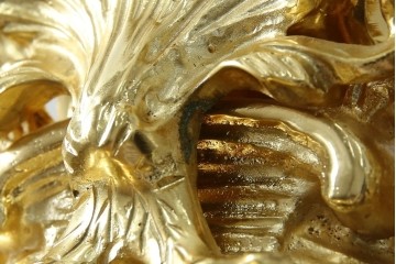 中古　イタリア　高級品!!　真鍮(しんちゅう)製　ロココ調の豪華な装飾が見ごたえ抜群の置き時計　定価約11万円相当　(R-082359)