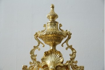 中古　イタリア　高級品!!　真鍮(しんちゅう)製　ロココ調の豪華な装飾が見ごたえ抜群の置き時計　定価約11万円相当　(R-082359)