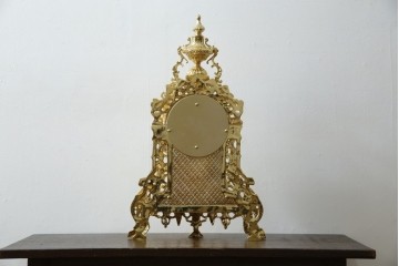 中古　イタリア　高級品!!　真鍮(しんちゅう)製　ロココ調の豪華な装飾が見ごたえ抜群の置き時計　定価約11万円相当　(R-082359)