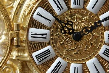 中古　イタリア　高級品!!　真鍮(しんちゅう)製　ロココ調の豪華な装飾が見ごたえ抜群の置き時計　定価約11万円相当　(R-082359)