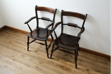 中古　松本民芸家具　B型ワイコムチェア　落ち着いた色味と滑らかな質感が美しいアームチェア2脚セット(板座チェア、ダイニングチェア、椅子、イス、バラ売り可能)(定価2脚で約35万円)(R-082362)
