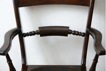 中古　松本民芸家具　B型ワイコムチェア　落ち着いた色味と滑らかな質感が美しいアームチェア2脚セット(板座チェア、ダイニングチェア、椅子、イス、バラ売り可能)(定価2脚で約35万円)(R-082362)