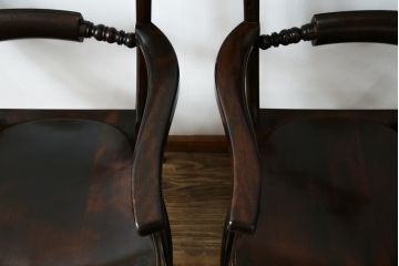 中古　松本民芸家具　B型ワイコムチェア　落ち着いた色味と滑らかな質感が美しいアームチェア2脚セット(板座チェア、ダイニングチェア、椅子、イス、バラ売り可能)(定価2脚で約35万円)(R-082362)