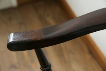 中古　松本民芸家具　B型ワイコムチェア　落ち着いた色味と滑らかな質感が美しいアームチェア2脚セット(板座チェア、ダイニングチェア、椅子、イス、バラ売り可能)(定価2脚で約35万円)(R-082362)
