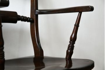中古　松本民芸家具　B型ワイコムチェア　落ち着いた色味と滑らかな質感が美しいアームチェア2脚セット(板座チェア、ダイニングチェア、椅子、イス、バラ売り可能)(定価2脚で約35万円)(R-082362)