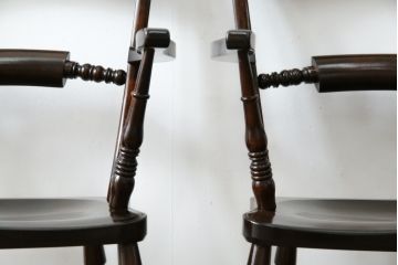 中古　松本民芸家具　B型ワイコムチェア　落ち着いた色味と滑らかな質感が美しいアームチェア2脚セット(板座チェア、ダイニングチェア、椅子、イス、バラ売り可能)(定価2脚で約35万円)(R-082362)