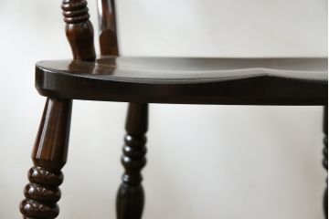 中古　松本民芸家具　B型ワイコムチェア　落ち着いた色味と滑らかな質感が美しいアームチェア2脚セット(板座チェア、ダイニングチェア、椅子、イス、バラ売り可能)(定価2脚で約35万円)(R-082362)