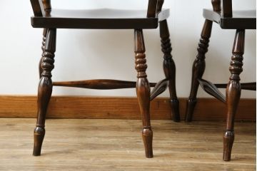 中古　松本民芸家具　B型ワイコムチェア　落ち着いた色味と滑らかな質感が美しいアームチェア2脚セット(板座チェア、ダイニングチェア、椅子、イス、バラ売り可能)(定価2脚で約35万円)(R-082362)