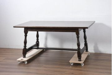 中古　美品　松本民芸家具　F型食卓　クラシカルな脚のデザインが目を引くダイニングテーブル(作業台、食卓、4人掛け、6人掛け)(定価約37万円)(R-082363)