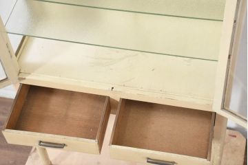 和製アンティーク　カフェ風インテリアが叶う小振りな三面ガラスケビントガラスケース(飾り棚、陳列棚、ショーケース、収納棚、戸棚、デンタルケース、デンタルキャビネット、コレクションケース、ディスプレイケース、店舗什器)(R-082366)