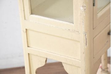和製アンティーク　カフェ風インテリアが叶う小振りな三面ガラスケビントガラスケース(飾り棚、陳列棚、ショーケース、収納棚、戸棚、デンタルケース、デンタルキャビネット、コレクションケース、ディスプレイケース、店舗什器)(R-082366)