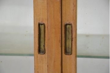 和製アンティーク　美品!!　上手物　レトロな脚付き　楢(ナラ)材　温かみある木枠が魅力的なガラスケース(Gケース、ショーケース、コレクションケース、飾り棚、陳列棚、店舗什器)(R-082367)