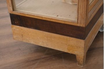和製アンティーク　美品!!　上手物　レトロな脚付き　楢(ナラ)材　温かみある木枠が魅力的なガラスケース(Gケース、ショーケース、コレクションケース、飾り棚、陳列棚、店舗什器)(R-082367)