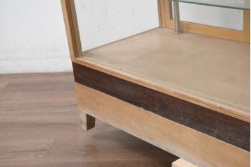 和製アンティーク　美品!!　上手物　レトロな脚付き　楢(ナラ)材　温かみある木枠が魅力的なガラスケース(Gケース、ショーケース、コレクションケース、飾り棚、陳列棚、店舗什器)(R-082367)