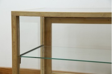 和製アンティーク　昭和レトロ　ナラ(楢)材　卓上　ロータイプ　シンプルなデザインで取り入れやすいガラスケース　(R-082371)