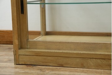 和製アンティーク　昭和レトロ　ナラ(楢)材　卓上　ロータイプ　シンプルなデザインで取り入れやすいガラスケース　(R-082371)
