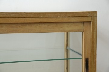 和製アンティーク　昭和レトロ　ナラ(楢)材　卓上　ロータイプ　シンプルなデザインで取り入れやすいガラスケース　(R-082371)