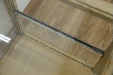 和製アンティーク　昭和レトロ　ナラ(楢)材　卓上　ロータイプ　シンプルなデザインで取り入れやすいガラスケース　(R-082371)