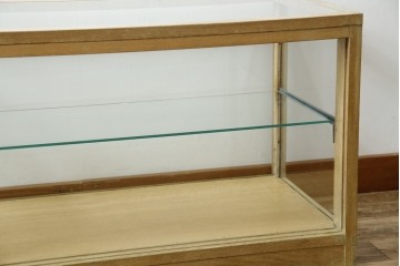 和製アンティーク　昭和レトロ　ナラ(楢)材　卓上　ロータイプ　シンプルなデザインで取り入れやすいガラスケース　(R-082371)