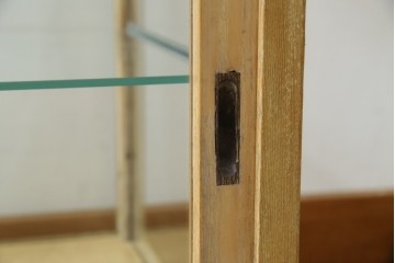 和製アンティーク　昭和レトロ　ナラ(楢)材　卓上　ロータイプ　シンプルなデザインで取り入れやすいガラスケース　(R-082371)