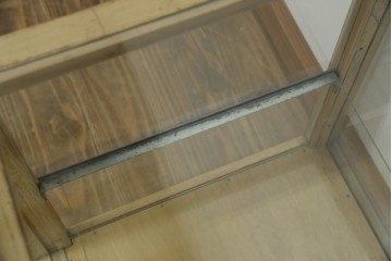 和製アンティーク　昭和レトロ　ナラ(楢)材　卓上　ロータイプ　シンプルなデザインで取り入れやすいガラスケース　(R-082371)