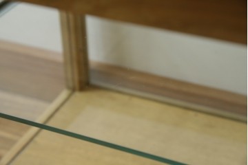 和製アンティーク　昭和レトロ　ナラ(楢)材　卓上　ロータイプ　シンプルなデザインで取り入れやすいガラスケース　(R-082371)
