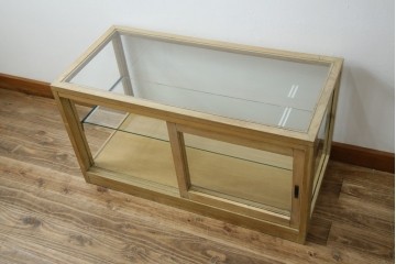 和製アンティーク　昭和レトロ　ナラ(楢)材　卓上　ロータイプ　シンプルなデザインで取り入れやすいガラスケース　(R-082371)