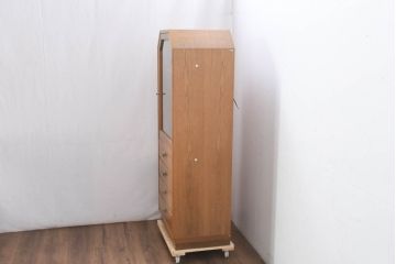 和製ビンテージ　希少モデル　オールドカリモク(karimoku)　楢(ナラ)材　北欧デザインが素敵な上質な作りの縦型キャビネット(飾り棚、戸棚、収納棚、カップボード、引き出し、ヴィンテージ)(R-082372)