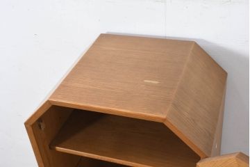 和製ビンテージ　希少モデル　オールドカリモク(karimoku)　楢(ナラ)材　北欧デザインが素敵な上質な作りの縦型キャビネット(飾り棚、戸棚、収納棚、カップボード、引き出し、ヴィンテージ)(R-082372)