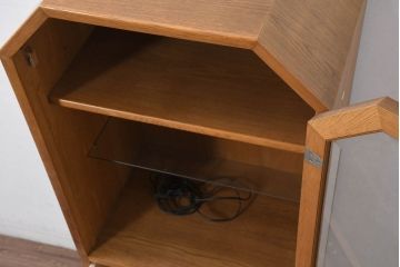 和製ビンテージ　希少モデル　オールドカリモク(karimoku)　楢(ナラ)材　北欧デザインが素敵な上質な作りの縦型キャビネット(飾り棚、戸棚、収納棚、カップボード、引き出し、ヴィンテージ)(R-082372)