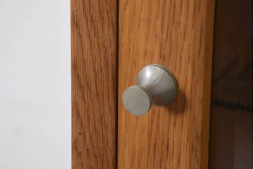 和製ビンテージ　希少モデル　オールドカリモク(karimoku)　楢(ナラ)材　北欧デザインが素敵な上質な作りの縦型キャビネット(飾り棚、戸棚、収納棚、カップボード、引き出し、ヴィンテージ)(R-082372)