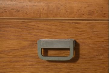和製ビンテージ　希少モデル　オールドカリモク(karimoku)　楢(ナラ)材　北欧デザインが素敵な上質な作りの縦型キャビネット(飾り棚、戸棚、収納棚、カップボード、引き出し、ヴィンテージ)(R-082372)