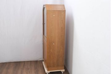 和製ビンテージ　希少モデル　オールドカリモク(karimoku)　楢(ナラ)材　北欧デザインが素敵な上質な作りの縦型キャビネット(飾り棚、戸棚、収納棚、カップボード、引き出し、ヴィンテージ)(R-082373)
