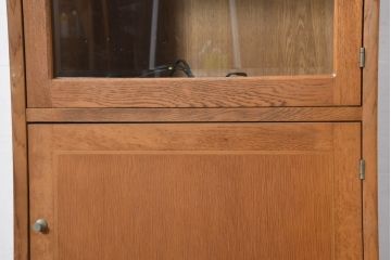 和製ビンテージ　希少モデル　オールドカリモク(karimoku)　楢(ナラ)材　北欧デザインが素敵な上質な作りの縦型キャビネット(飾り棚、戸棚、収納棚、カップボード、引き出し、ヴィンテージ)(R-082373)