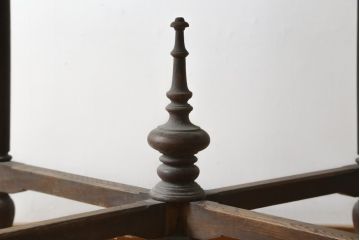 和製アンティーク　最高級の上手物!!　図録級!!　大正ロマン　総欅(ケヤキ)材　天板一枚板　凝ったデザインのラウンドテーブル(2人掛け、4人掛け、ダイニングテーブル、丸テーブル、食卓)(R-082377)