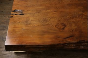 中古　高級品　超激レア品　認定銘木屋久杉　瘤杢(こぶもく)　価値ある逸品!　屋久杉としてこれ以上ない規格の一枚!!　希少な屋久杉の一枚板を贅沢に使用した座卓　定価約900万円相当　(R-082378)