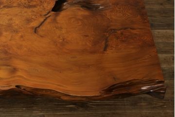 中古　高級品　超激レア品　認定銘木屋久杉　瘤杢(こぶもく)　価値ある逸品!　屋久杉としてこれ以上ない規格の一枚!!　希少な屋久杉の一枚板を贅沢に使用した座卓　定価約900万円相当　(R-082378)