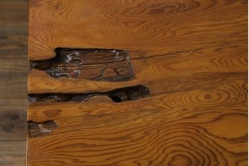 中古　高級品　超激レア品　認定銘木屋久杉　瘤杢(こぶもく)　価値ある逸品!　屋久杉としてこれ以上ない規格の一枚!!　希少な屋久杉の一枚板を贅沢に使用した座卓　定価約900万円相当　(R-082378)