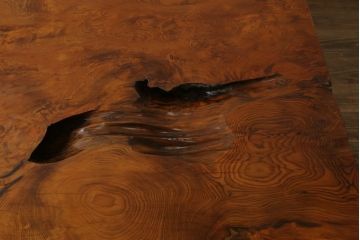 中古　高級品　超激レア品　認定銘木屋久杉　瘤杢(こぶもく)　価値ある逸品!　屋久杉としてこれ以上ない規格の一枚!!　希少な屋久杉の一枚板を贅沢に使用した座卓　定価約900万円相当　(R-082378)